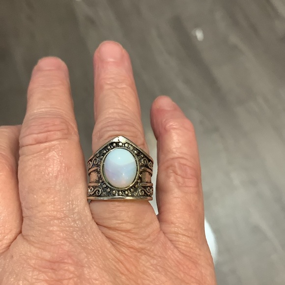 Beautiful ring size 7 1/2 - Picture 3 of 6